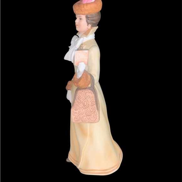 1981 Avon President’s Club Mrs. Albee Award porcelain figurine - Picture 2 of 5